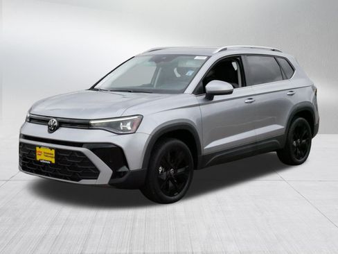 Used 2025 Volkswagen Taos SE w/ Black Wheel Package FWD image 3