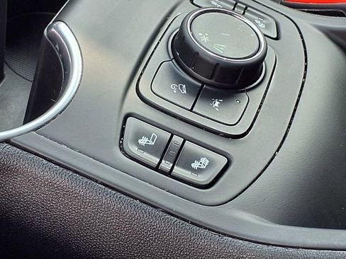 Used 2022 GMC Terrain SLE w/ Driver Convenience Package image 5