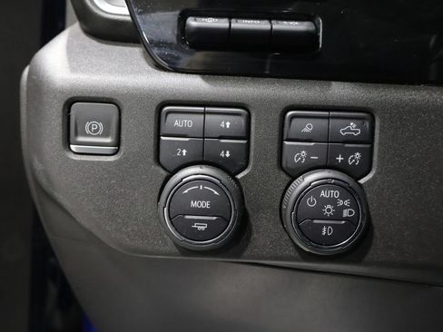 Used 2022 Chevrolet Silverado 1500 LTZ w/ LTZ Premium Package AWD/4WD image 38