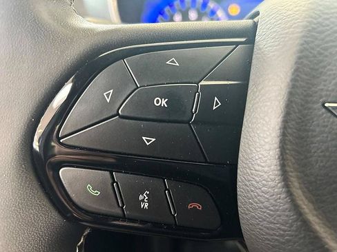 Used 2025 Chrysler Pacifica Limited FWD image 15