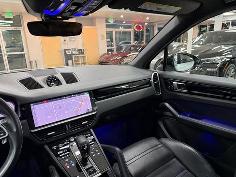Used 2020 Porsche Cayenne image 13