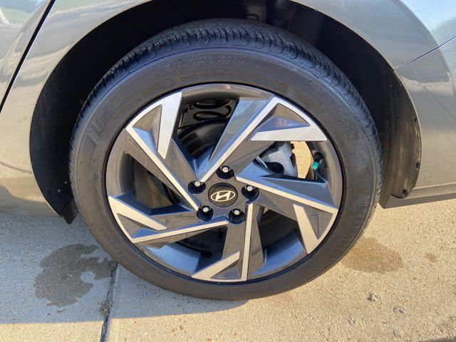 Used 2025 Hyundai Elantra Sport FWD image 30