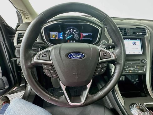 Used 2017 Ford Fusion SE w/ Equipment Group 201A FWD image 12