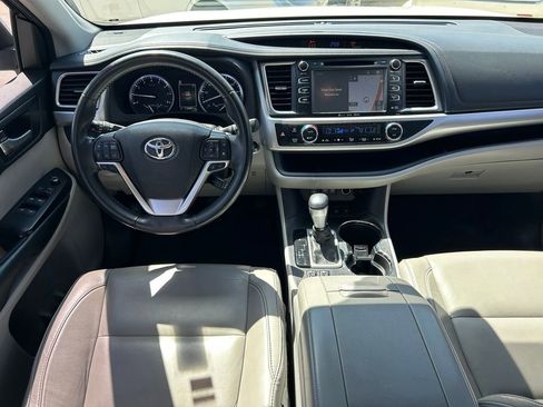 Used 2017 Toyota Highlander XLE image 19