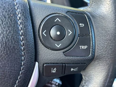 Used 2017 Toyota Corolla SE FWD image 19