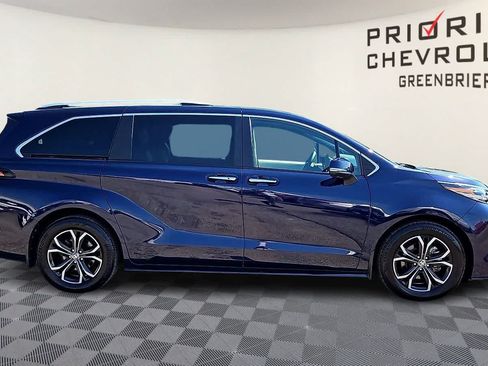 Used 2025 Toyota Sienna Platinum AWD/4WD image 9