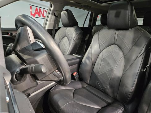 Used 2023 Toyota Highlander Platinum FWD image 24