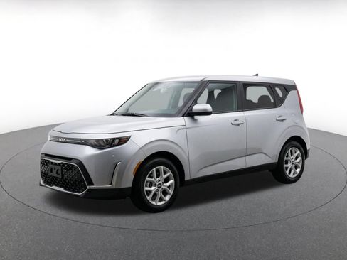 Used 2025 Kia Soul LX w/ LX Technology Package FWD image 3