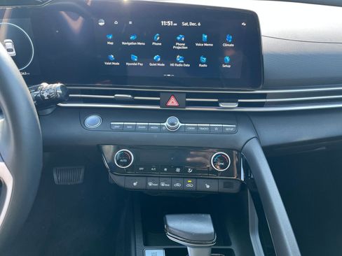 Used 2025 Hyundai Elantra SEL image 17
