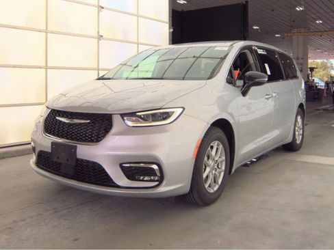 Used 2024 Chrysler Pacifica Touring-L FWD image 2