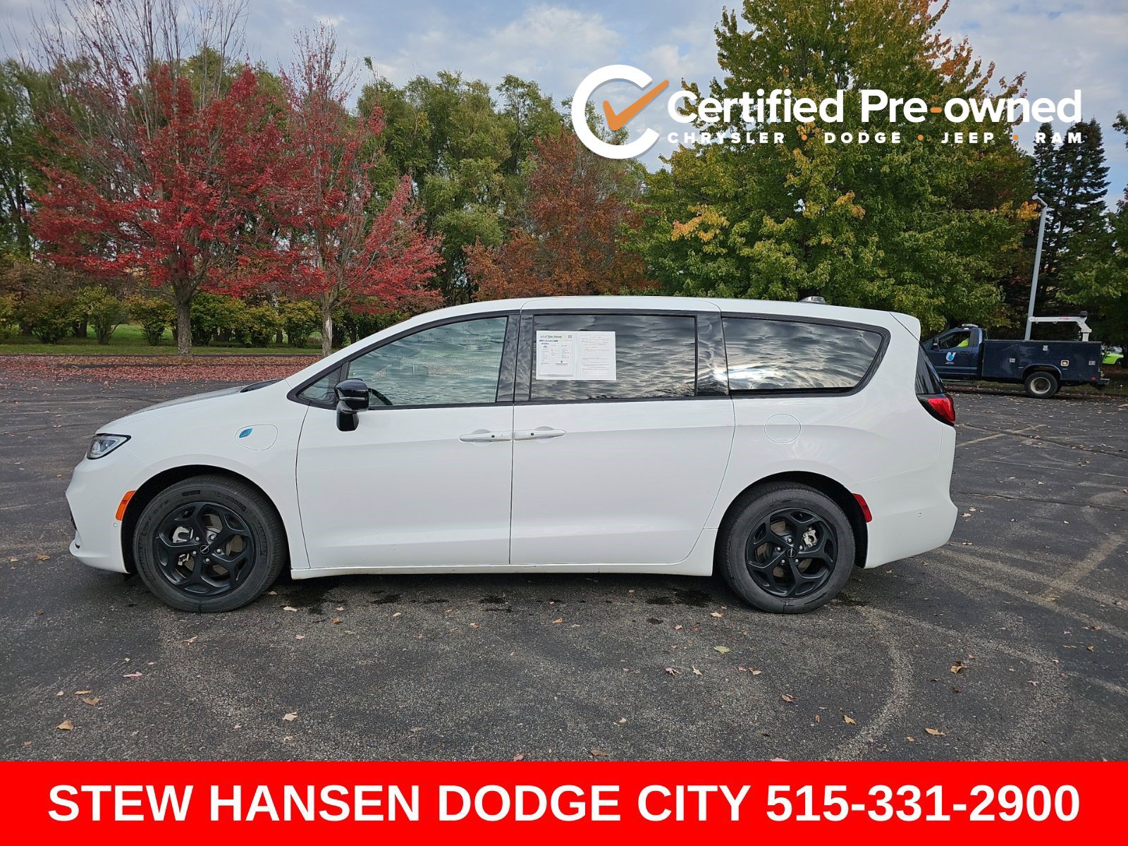 Used 2024 Chrysler Pacifica Limited FWD image 1