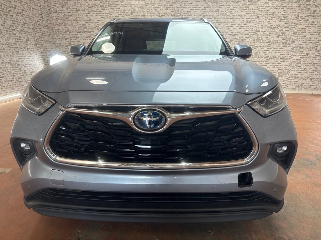 Used 2023 Toyota Highlander Limited FWD image 2
