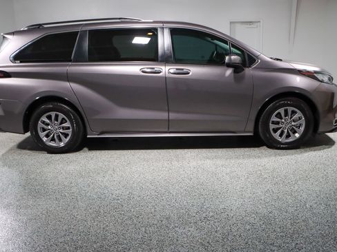 Used 2022 Toyota Sienna XLE image 6