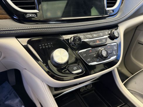 Used 2022 Chrysler Pacifica Limited w/ Uconnect Theater Family Group FWD image 22