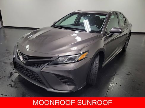 Used 2018 Toyota Camry SE w/ Moonroof Package FWD image 4
