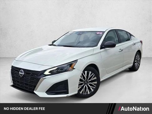 Used 2025 Nissan Altima 2.5 SV FWD image 1