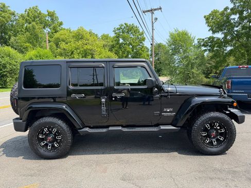 Used 2017 Jeep Wrangler Unlimited Sahara w/ Connectivity Group AWD/4WD image 7