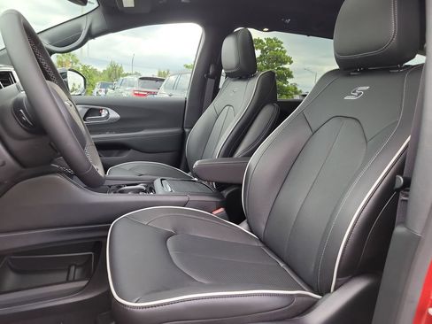 New 2026 Chrysler Pacifica Limited w/ S Appearance Package FWD image 6