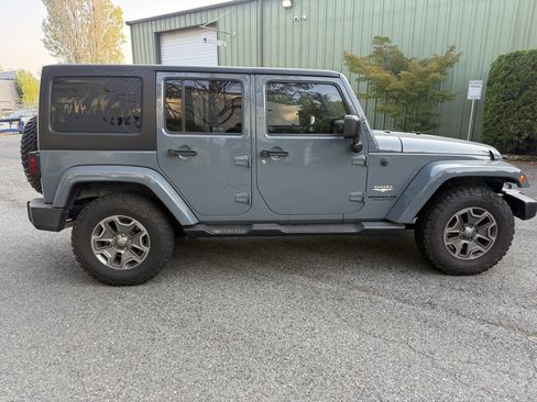 Used 2015 Jeep Wrangler Unlimited Sahara w/ Connectivity Group AWD/4WD image 8