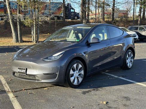 Used 2022 Tesla Model Y Long Range image 22