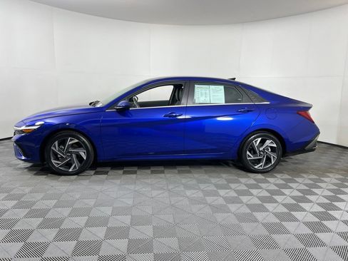 Used 2025 Hyundai Elantra SEL FWD image 2