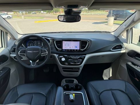 Used 2024 Chrysler Pacifica Touring-L FWD image 23