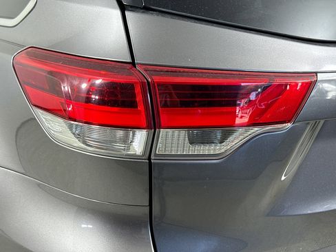 Used 2018 Toyota Highlander XLE image 36