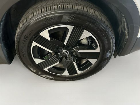 Used 2025 Nissan Kicks SV AWD/4WD image 11