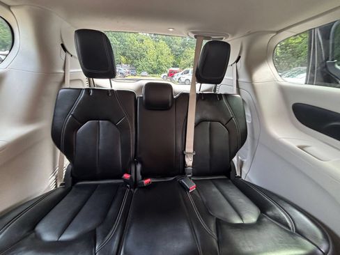 Used 2024 Chrysler Pacifica Touring-L FWD image 30