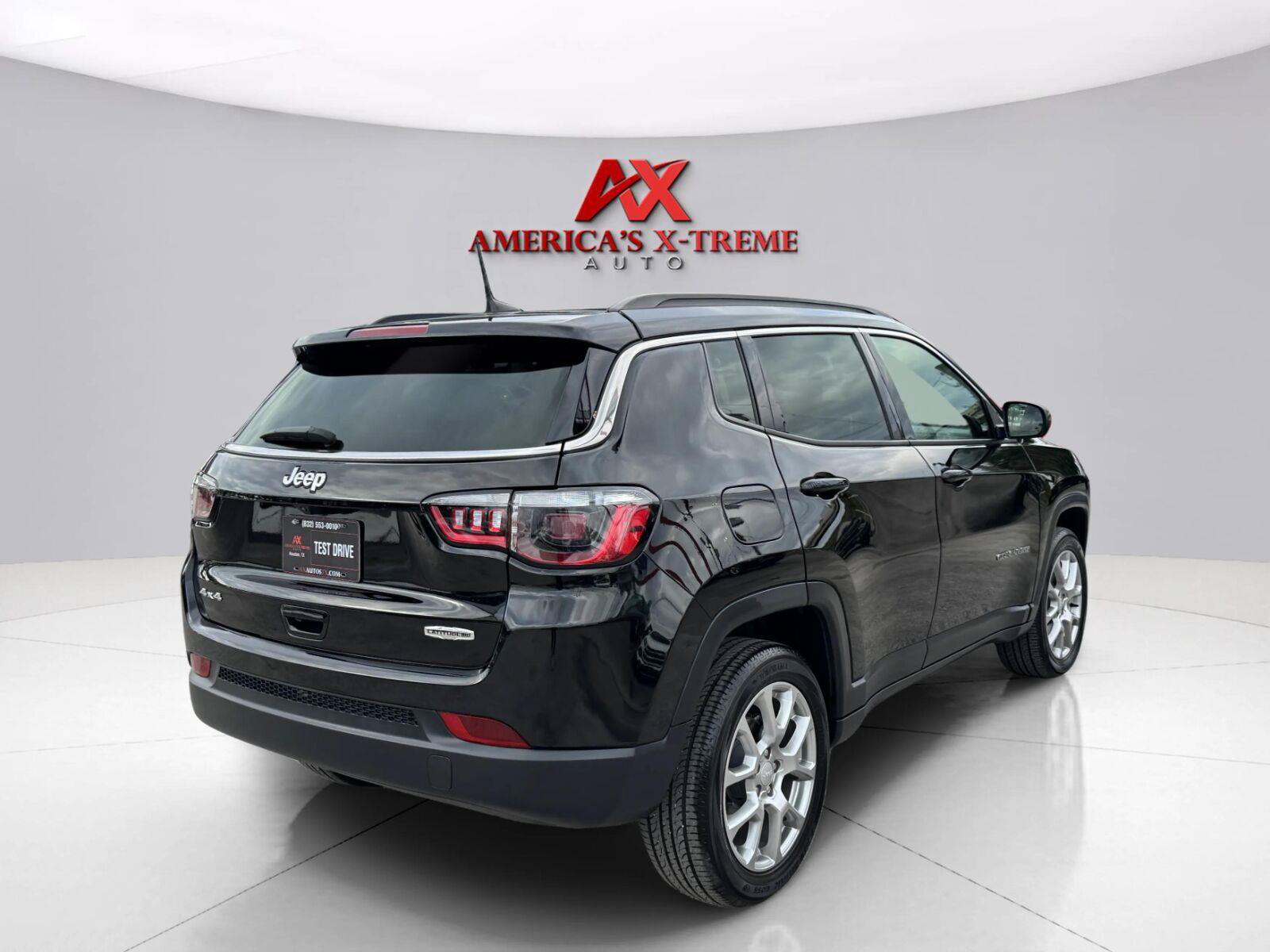 Used 2024 Jeep Compass Latitude w/ Sun and Sound Group AWD/4WD image 6
