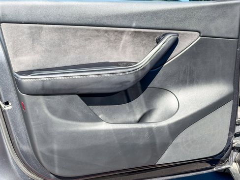 Used 2021 Tesla Model Y Long Range image 19