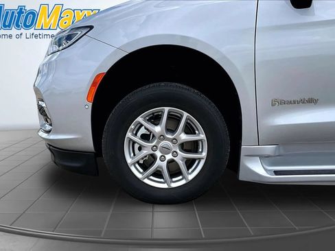 Used 2024 Chrysler Pacifica Touring-L FWD image 29