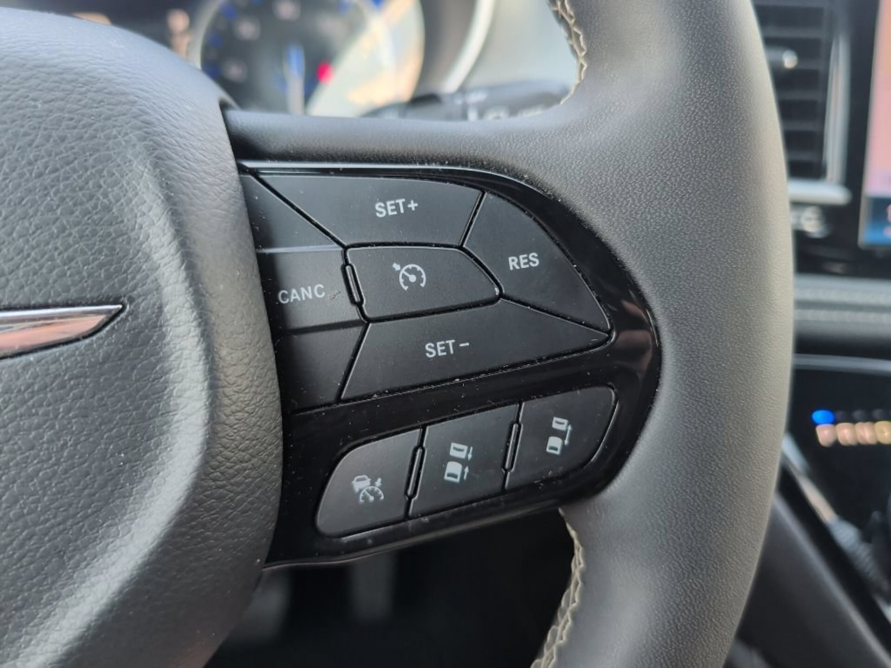 Used 2025 Chrysler Pacifica Limited FWD image 19