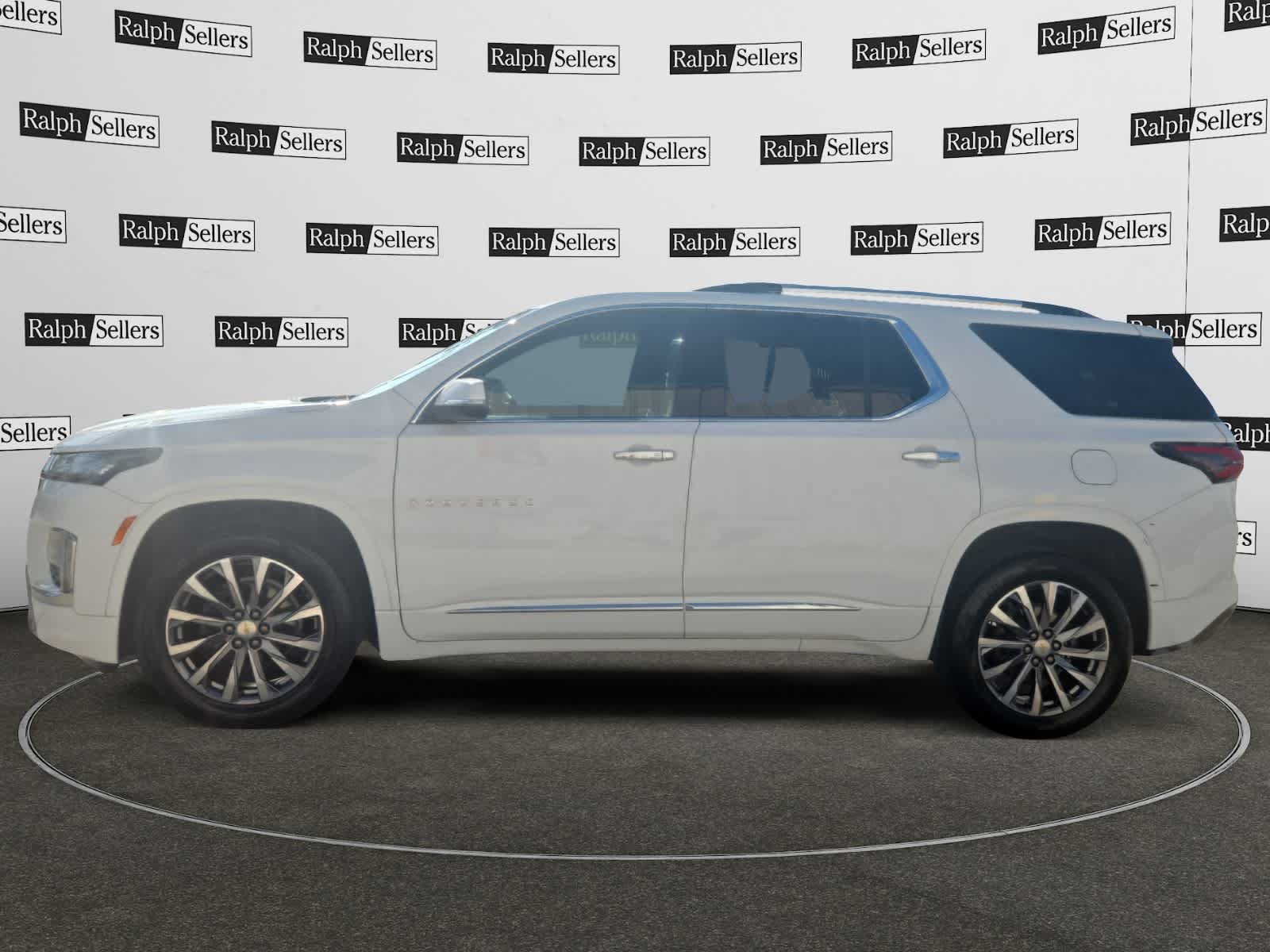 Used 2023 Chevrolet Traverse Premier FWD image 3