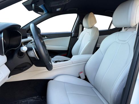 Used 2025 Genesis G70 2.5T image 9