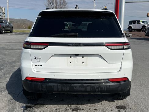 Used 2023 Jeep Grand Cherokee Altitude image 4