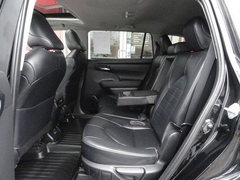 Used 2023 Toyota Highlander XLE AWD/4WD image 12