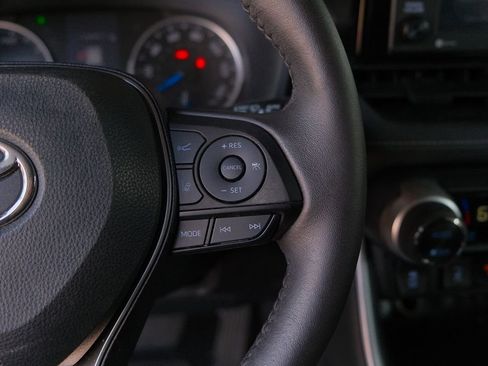 Used 2022 Toyota RAV4 XLE image 17