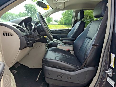 Used 2014 Chrysler Town & Country Touring FWD image 11