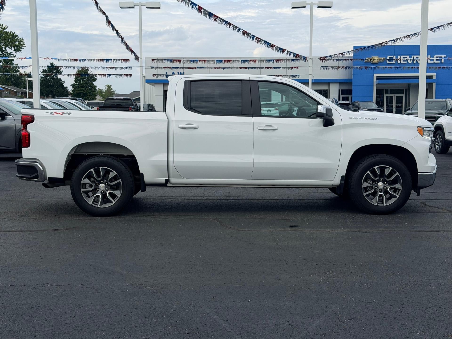 Used 2023 Chevrolet Silverado 1500 LT AWD/4WD image 4