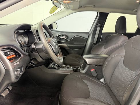 Used 2019 Jeep Cherokee Latitude w/ Popular Appearance Group FWD image 10