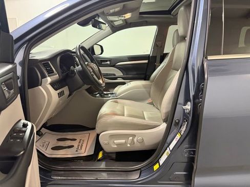 Used 2019 Toyota Highlander SE image 12