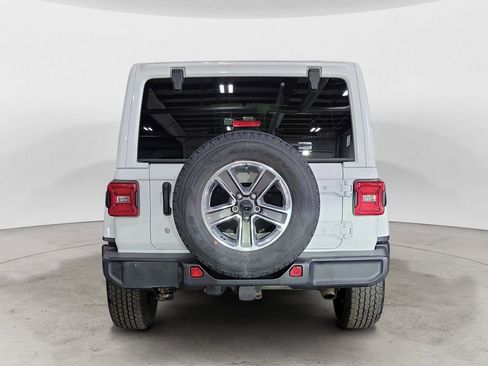 Used 2018 Jeep Wrangler Unlimited Sahara AWD/4WD image 4