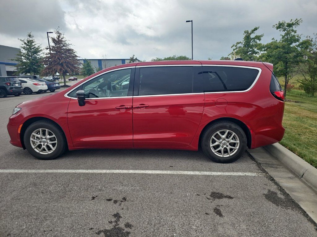 Used 2025 Chrysler Pacifica Select FWD image 8