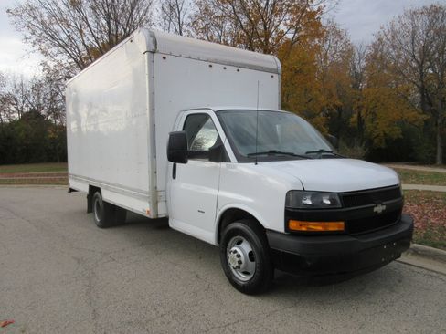 Used 2018 Chevrolet Express 3500 w/ Driver Convenience Package image 19