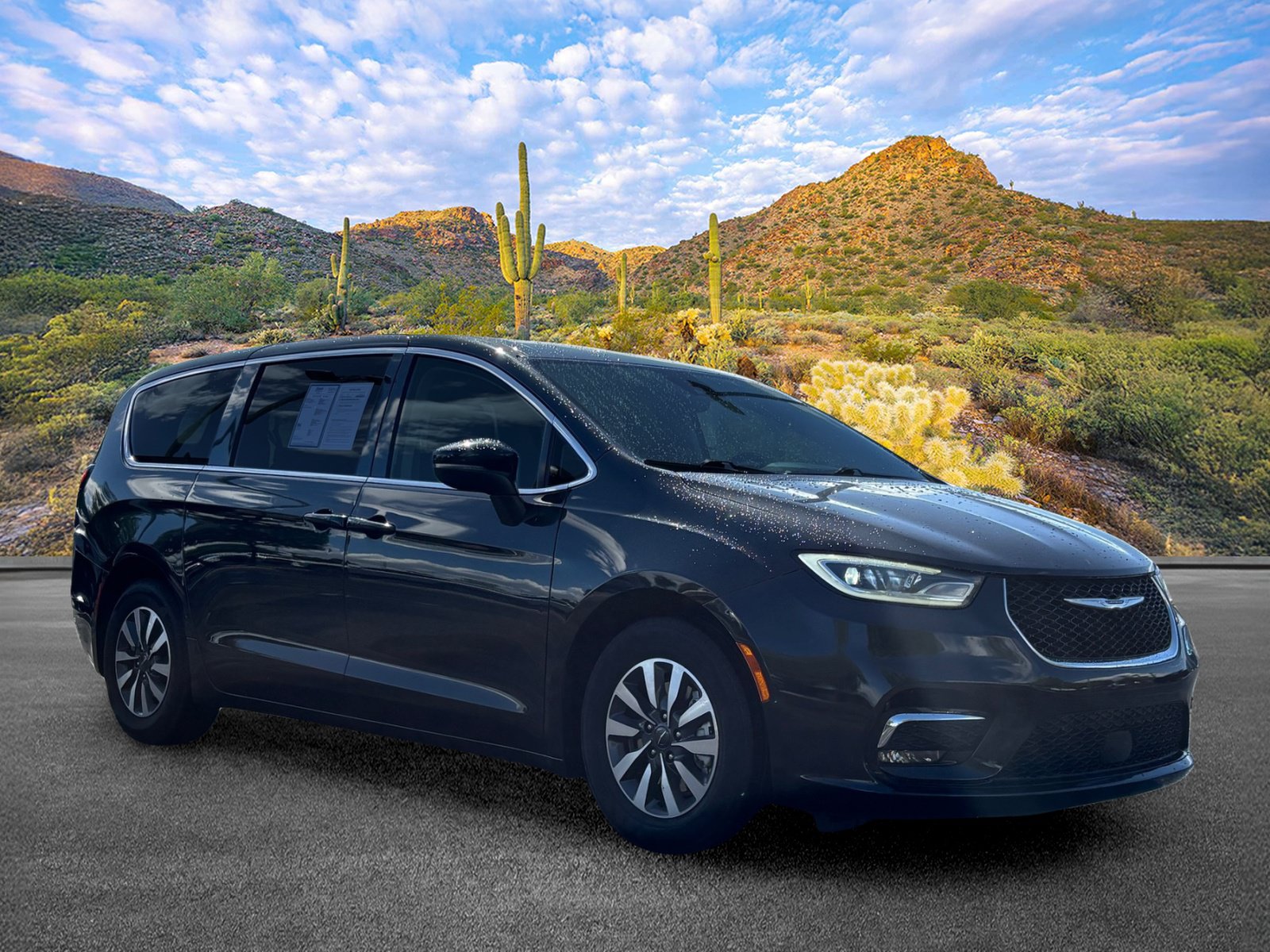Used 2023 Chrysler Pacifica Touring-L FWD image 2