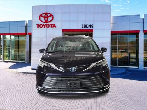 Used 2023 Toyota Sienna Limited AWD/4WD image 11