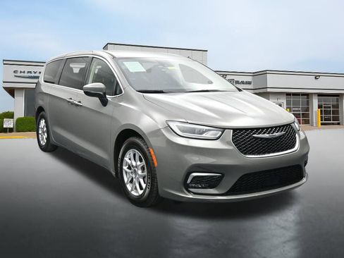 Used 2023 Chrysler Pacifica Touring-L FWD image 7