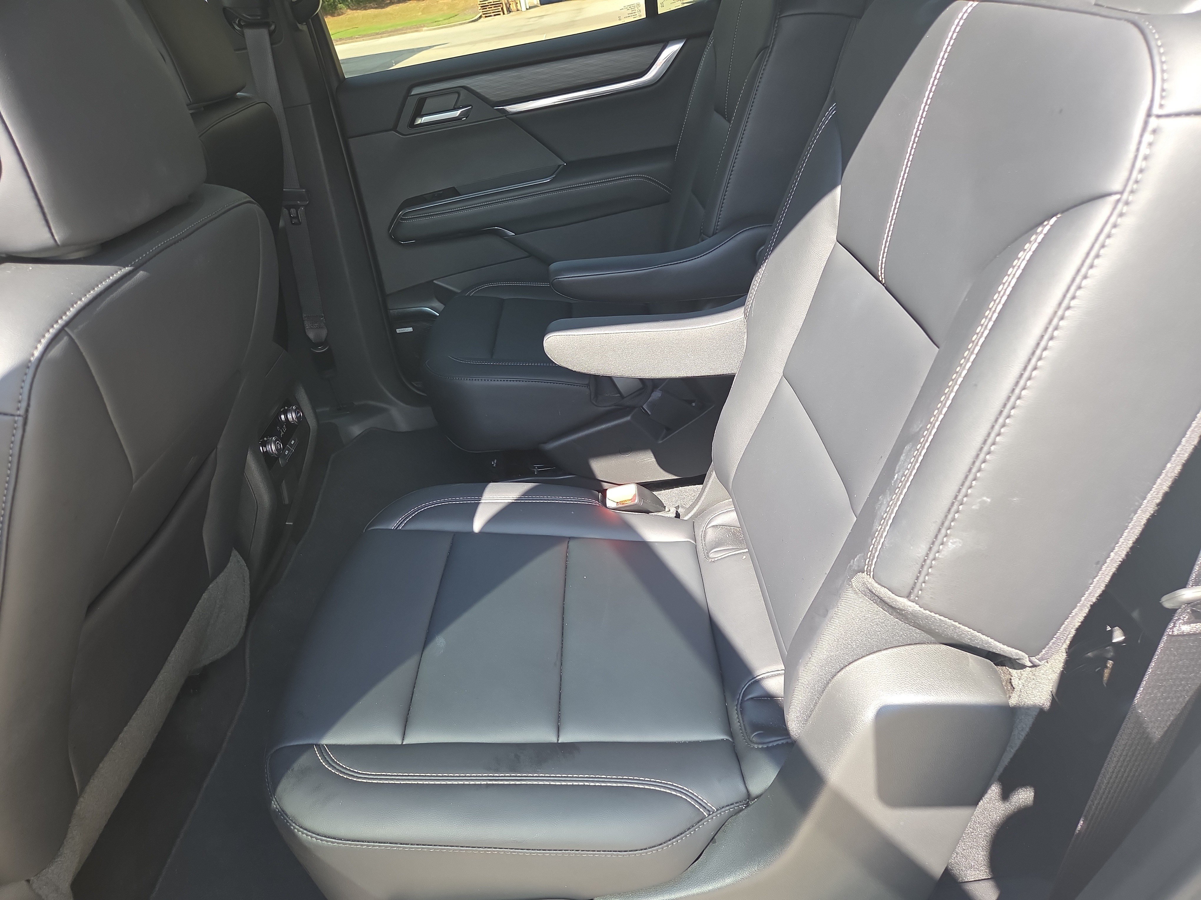 Used 2026 GMC Acadia Elevation w/ Elevation Premium Package FWD image 7