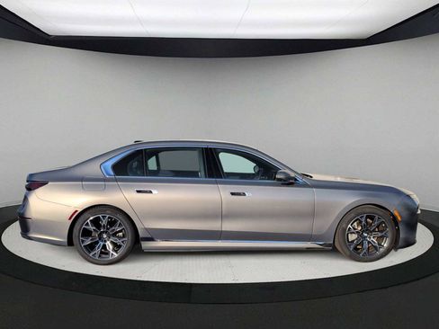 Used 2025 BMW i7 eDrive50 RWD image 9